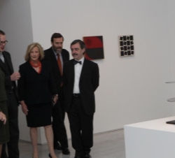 Su Majestad la Reina junto al comisario de la exposición, Gabriel Pérez-Barreiro; Patricia Phelps de Cisneros; el director del Museo Nacional Centro d
